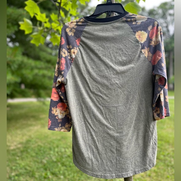 BDG Regular Fit M Crewneck LongSleeve Tee Flowered Sleeves, Soft Green Heather - Picture 9 of 9